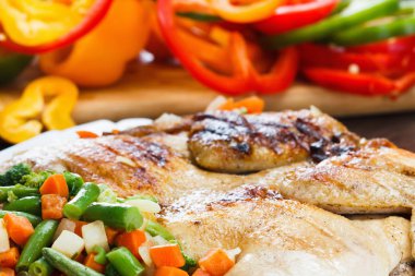 Bir kabuk ızgara ile ızgara tavuk