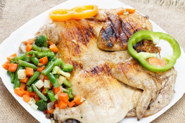 Kızarmış tavuk, çuval bezi peçeteye sebzeli