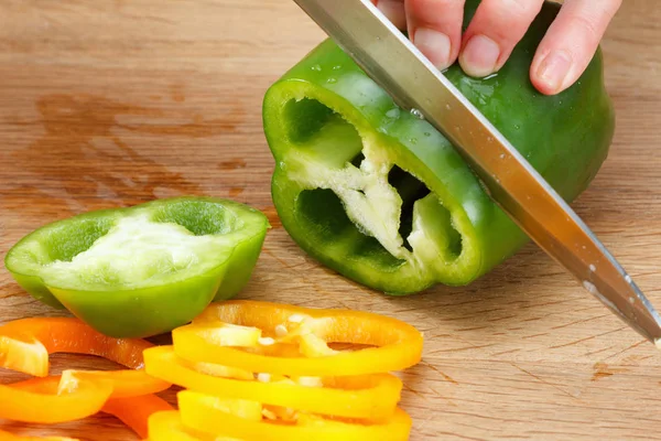 Pimiento morrón en tabla de cortar —  Fotos de Stock