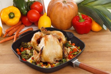 Kızarmış tavuk ve sebze.