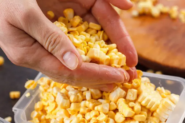 Maïs saladcooking koken. — Stockfoto