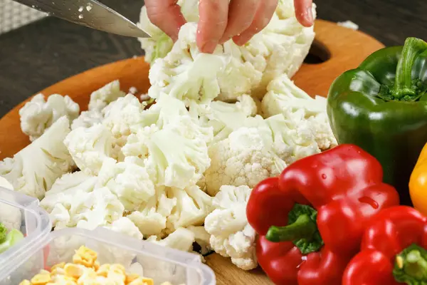 Chef de corte de coliflor para cocinar. Abastecerse de comida de invierno . —  Fotos de Stock