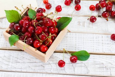 Olgun Kiraz ahşap masa üstünde. Yukarıdan görmek