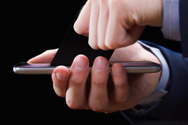 Cep telefonu ile izole perde ve kredi kartı holding eller