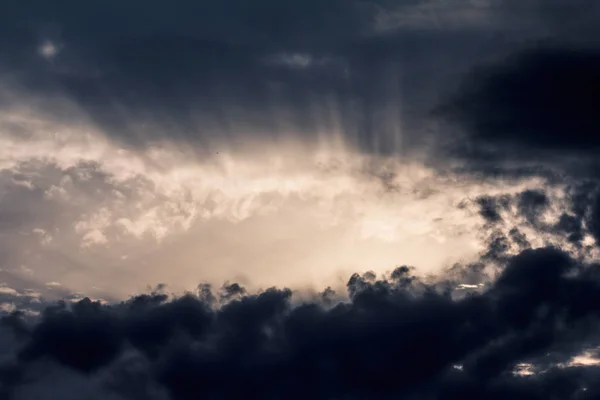 พื้นหลังของเมฆมืดก่อนพายุฟ้าผ่า — ภาพถ่ายสต็อก