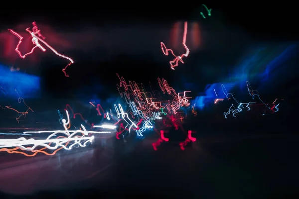Abstracte achtergrond wazig gekleurde markeringen van snel bewegende auto's nacht — Stockfoto