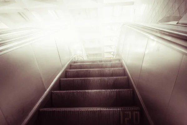 Konzept des Unternehmenserfolgs, das den Karriereweg nach oben beschreitet. U-Bahn-Rolltreppe in U-Bahn — Stockfoto