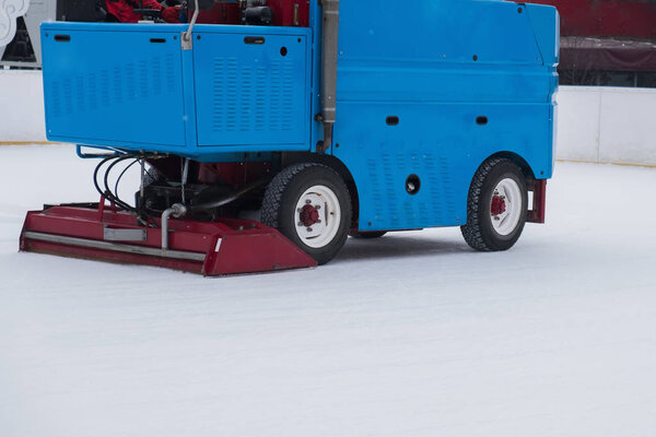 подготовка льда на катке между сеансами вечером на открытом воздухе. Полированный лед готов к матчу. ЦЕНТР КИТАЯ
