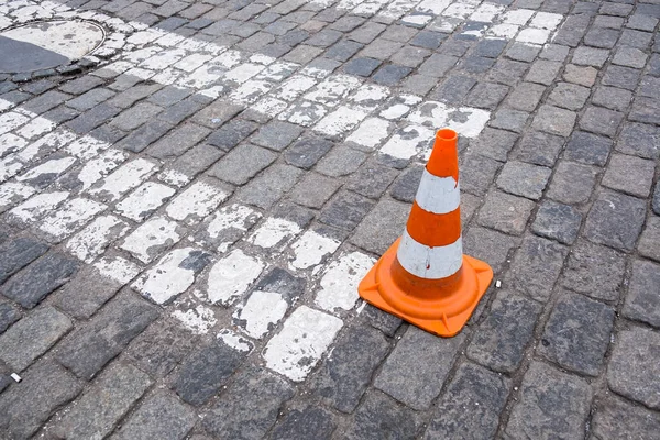 Przejście dla pieszych na drodze dla cross street. — Zdjęcie stockowe