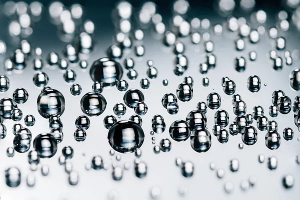 Water druppels op zwarte achtergrond. Macro extreme. — Stockfoto