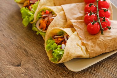 Meksikalı börek tavuk, biber ve fasulye ile