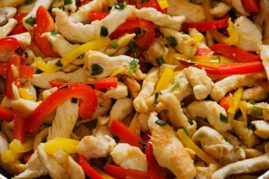 Kavrulmuş sebze ve tavuk dürüm yemek burrito yakın çekim için pan.