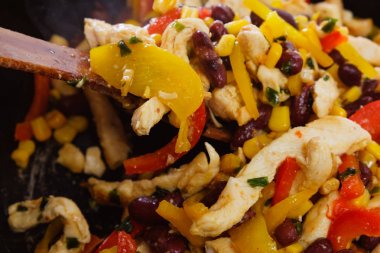 Kavrulmuş sebze ve tavuk dürüm yemek burrito yakın çekim için pan.