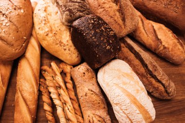 Güzel kokulu ekmek masanın üzerinde. Gıda kavramı