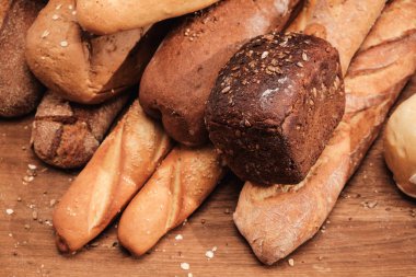 Güzel kokulu ekmek masanın üzerinde. Ahşap kesme tahtası üzerinde gıda kavramı