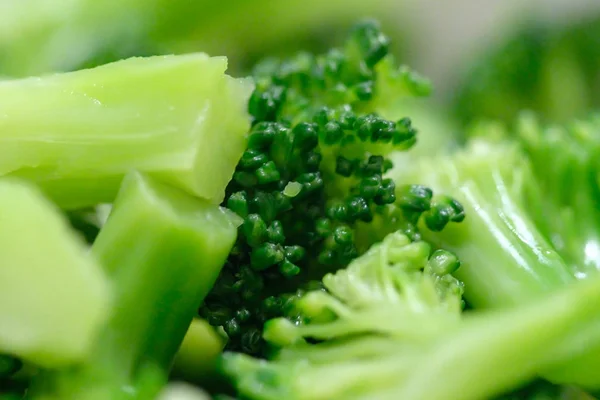 Foto de primer plano de brócoli hirviendo en una sartén de metal blanco —  Fotos de Stock