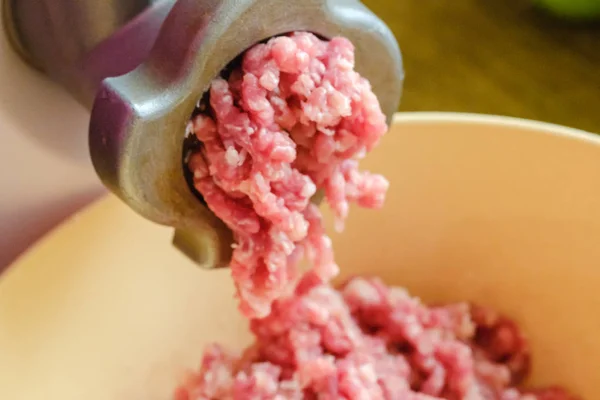 Fermez le hachoir à viande ou la machine à hacher avec de la viande hachée. Montrer le processus forcemeat . — Photo