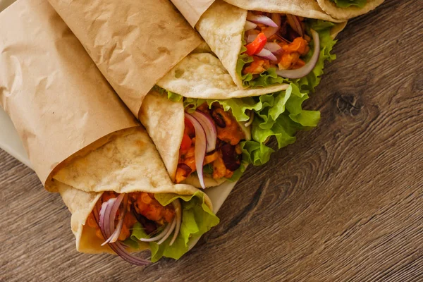 Meksikalı börek tavuk, biber ve fasulye ile