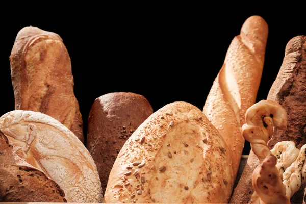 Pan perfumado en la mesa. Concepto alimenticio sobre negro —  Fotos de Stock