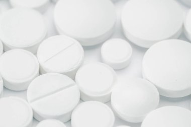 Beyaz arka plan üzerinde izole beyaz hap ve tablet kapsül