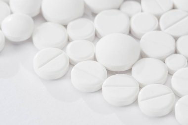 Beyaz arka plan üzerinde izole beyaz hap ve tablet kapsül