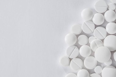 Beyaz arka plan üzerinde izole beyaz hap ve tablet kapsül