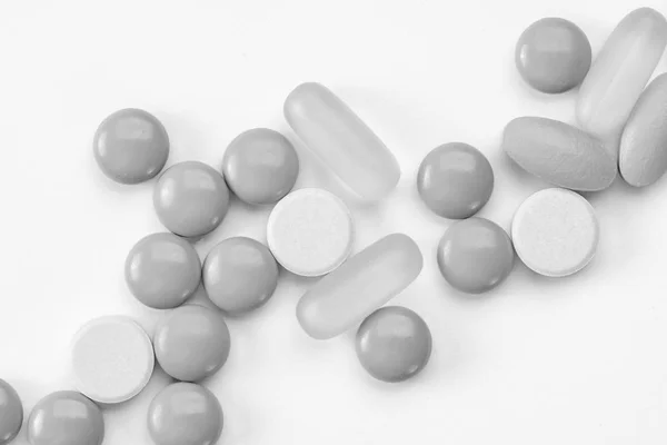 Witte pillen en tabletten capsule geïsoleerd op witte achtergrond — Stockfoto