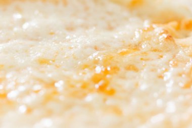 Mozzarella peyniri ile pişmiş pizza Margherita