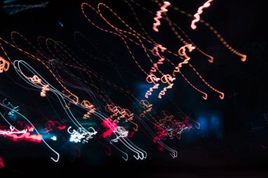 hızlı hareketli araba gece renkli işaretleri arka plan bulanık