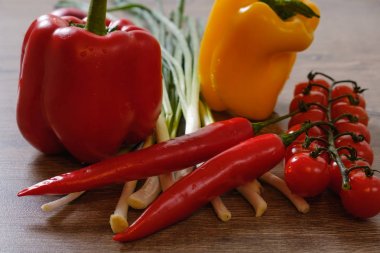 Malzemeler sebze burrito, domates ve biber ahşap arka plan üzerinde. Üstten Görünüm