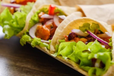 Meksikalı börek tavuk, biber ve fasulye ile yakın çekim