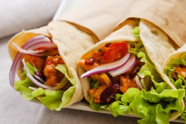 Meksikalı börek tavuk, biber ve fasulye ile yakın çekim