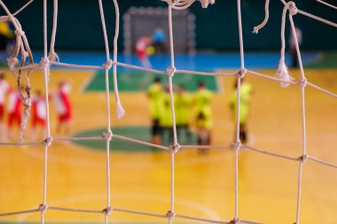 Futbol oyuncu ceza alanına, Futsal top sahası içinde jimnastik salonu kapalı, futbol spor sahası defocused