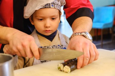 Suşi rulo yapma hazırlığı, Şef Elindeki bıçakla yakın çekim