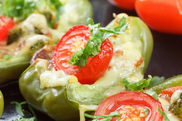 Peynir, sebze ve otlar ile kavrulmuş dolmalık biber