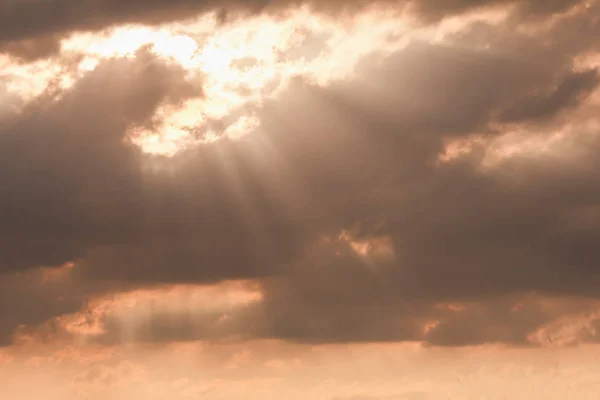 구름이 햇빛을 통해 극적인 하늘 일몰, 태양 — 스톡 사진