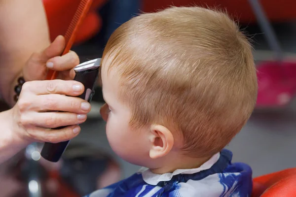 Милий маленький хлопчик у перукарні — стокове фото