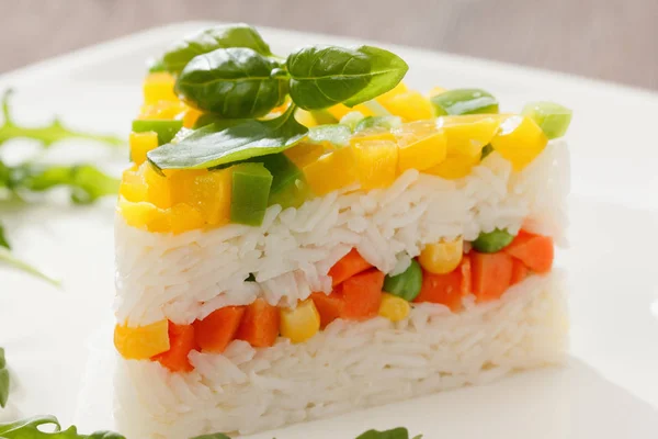 Comida vegetariana, ensalada de arroz con verduras, comidas saludables — Foto de Stock