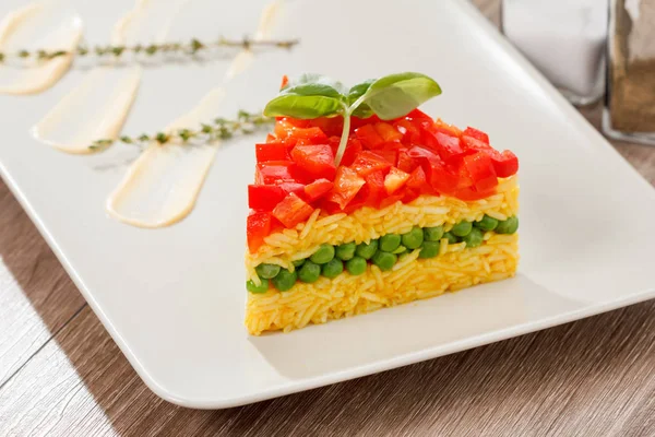 Comida vegetariana, salada de arroz com legumes, refeições saudáveis — Fotografia de Stock