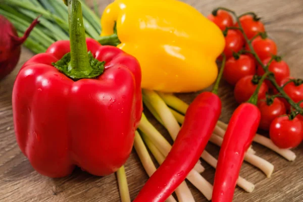 Ingredientes vegetales para Burritos, tomates y pimientos sobre fondo de madera. Vista superior —  Fotos de Stock