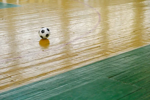 Futsal fältet, fotbollsplan, basketplan med boll — Stockfoto