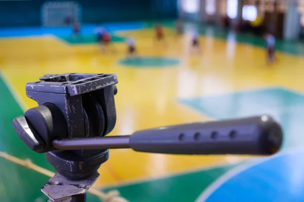 Futebol desfocado jogador em campo, Futsal campo de bola no ginásio indoor, Campo de futebol esporte — Fotografia de Stock