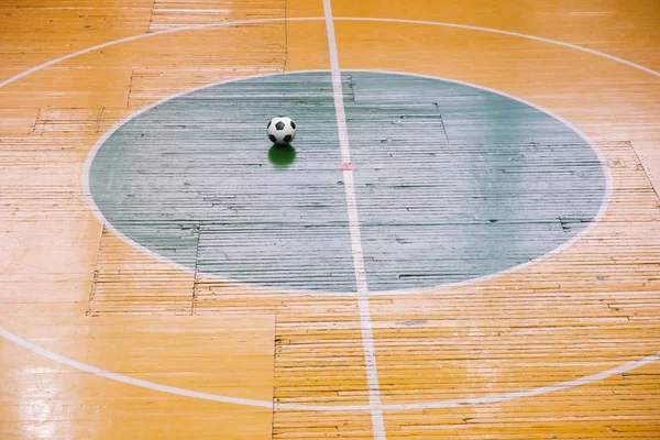 Γήπεδο ποδοσφαίρου ή ποδοσφαίρου σάλας με μια φωτεινή σήμανση των ισότιμων όρων ανταγωνισμού και μπάλα στο κέντρο. Το Top View. — Φωτογραφία Αρχείου