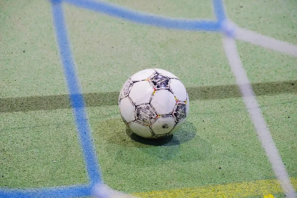 Detail z futsalu minifotbal goalpost, umělá tráva — Stock fotografie
