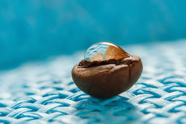 Смажені, ароматні зерна кави макрос на синьому фоні — стокове фото