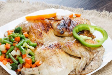 Kızarmış tavuk, çuval bezi peçeteye sebzeli