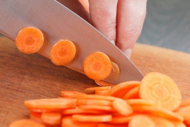 Havuç Doğrama ahşap kurulu şefler eller