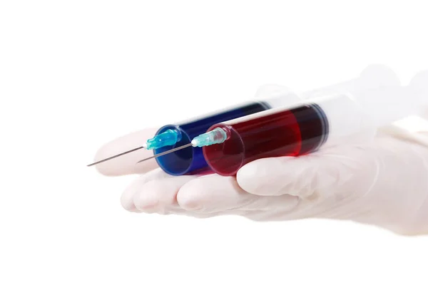 Läkare i vit handske handfattning två spruta med förberedelse jet från nålen. — Stockfoto