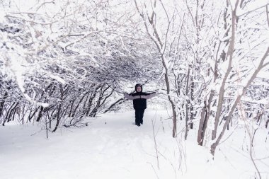 karlı kış orman Park çocuk yürüyüş
