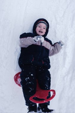 Aşağı kışın kar tepede kızakla çocuk